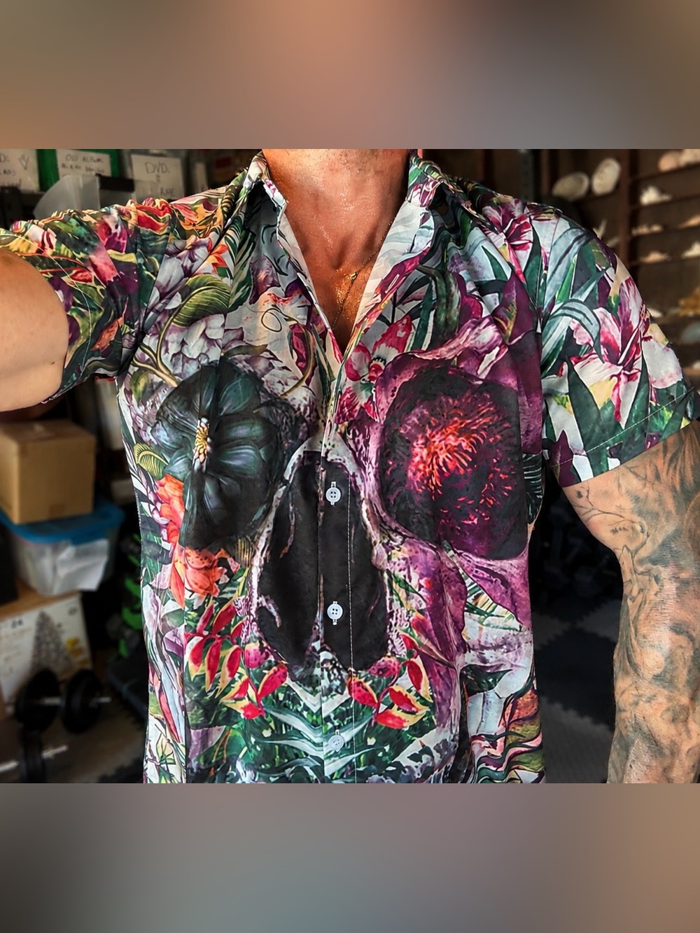 Men’s Hawaiian Skull Floral Button Down Shirt Size L Fun Hidden Skull Tropical